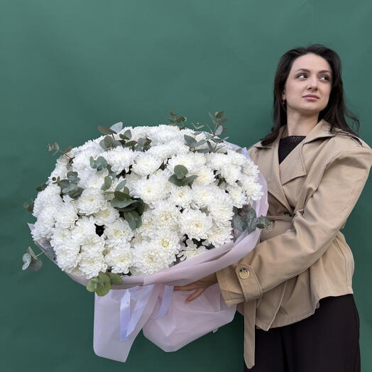 Гигантский букет хризантем и эвкалиптом, букет с вау эффектом