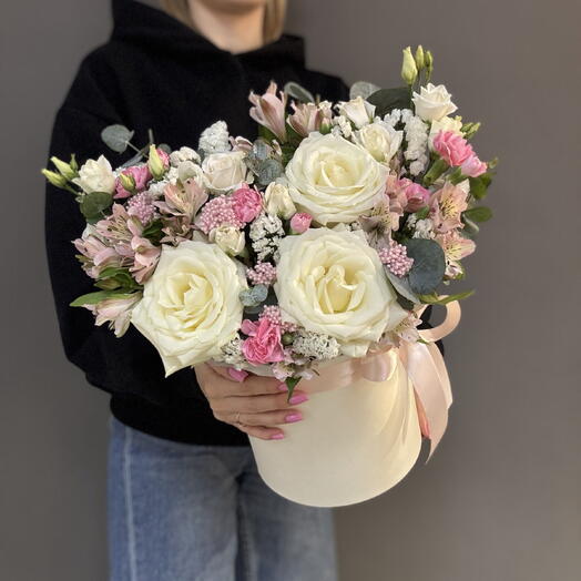 Цветы в коробке с розовыми Диантусами