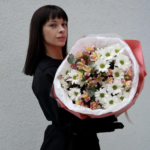 Букет с ромашками и альстромерией
