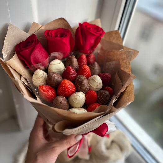 Букет из клубники с 3 розами Rose