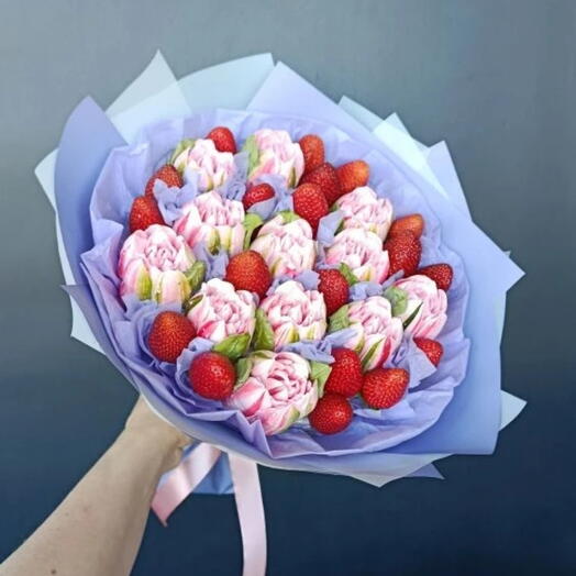 Букет из зефирных тюльпанов с клубникой