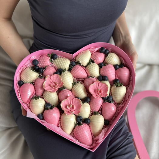 Сердце с клубникой и шоколадными цветами