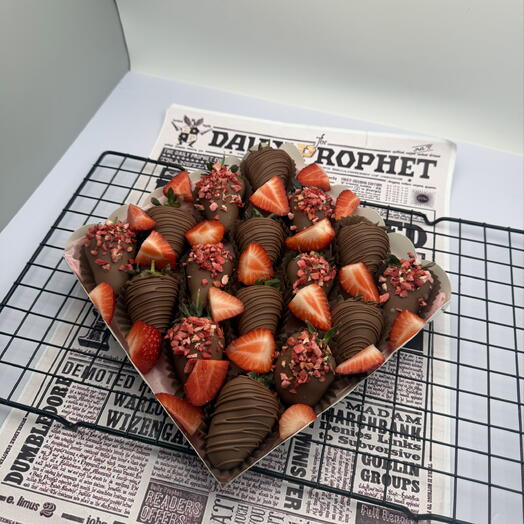 Клубника в шоколаде 16 шт с украшением ♥️