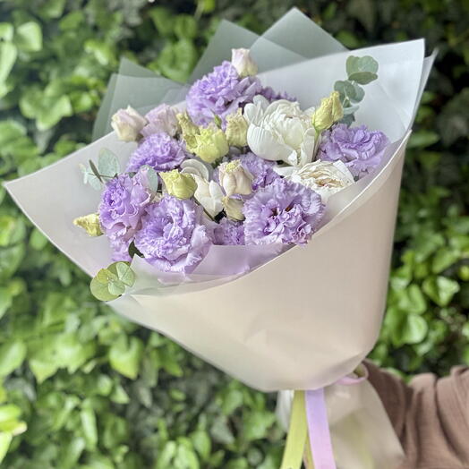 Букет лавандовой эустомы с белыми ароматными пионами💜