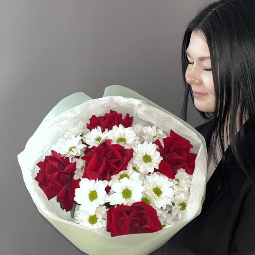 Букет с ромашковой хризантемой и французской розой