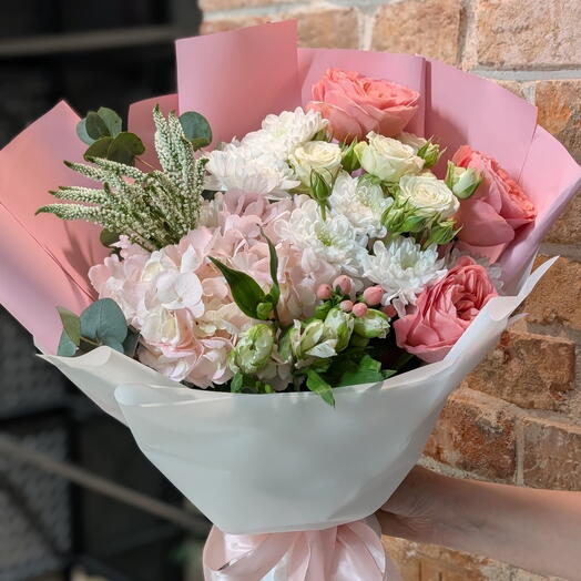 Букет 💖 из пионовидных эквадорских роз, хризантем, гортензии, кустовых роз, альстромерии, гиперикума, эвкалипта, вероники