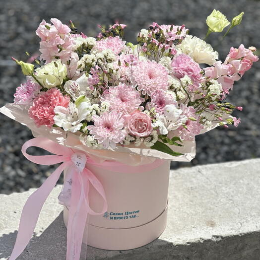 Коробочка с гипсофилой, эустомой, статицей и нежно розовыми диантусами🌸
