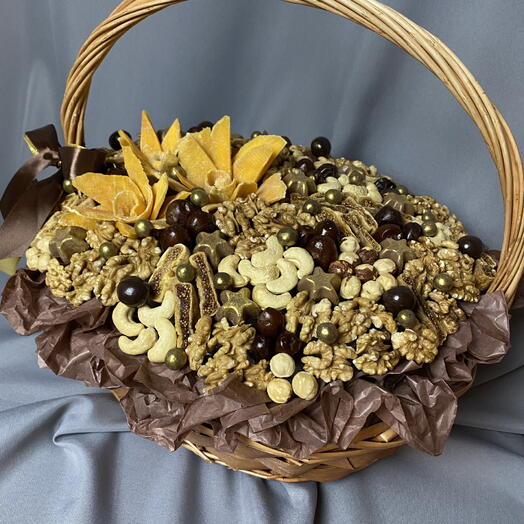 Корзина с орехами, вяленым манго и шоколадными звездами