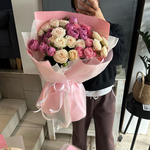 Красивый букет  из кустовых пионовидных роз💕