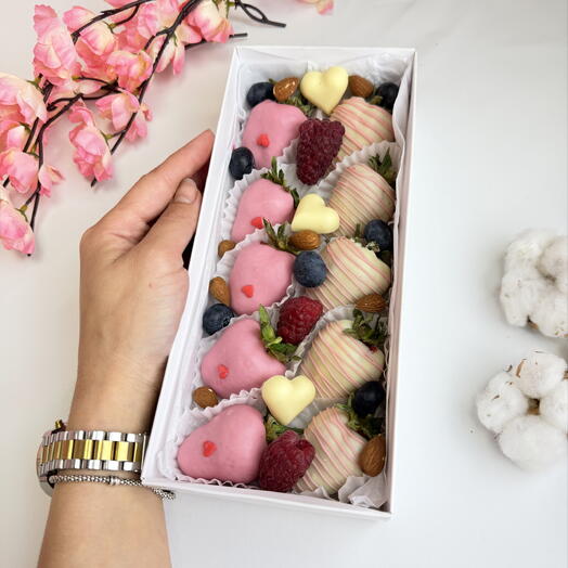«Сладкий рай: клубника в шоколаде с кокосом и голубикой» 🍓🍫