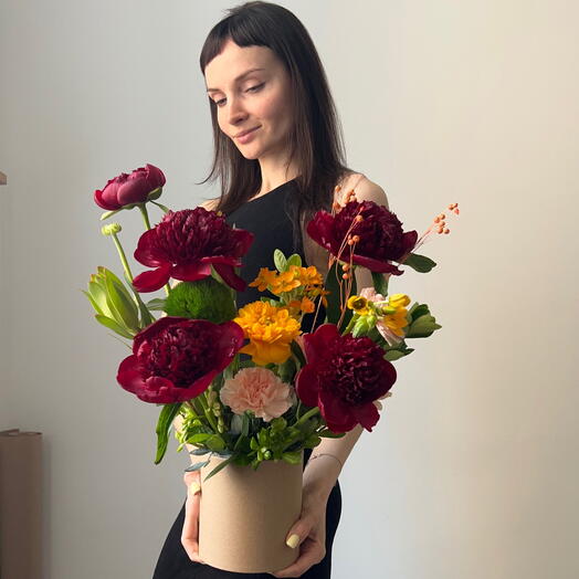 Композиция из пионов, ранункулюса, орнитогалумов, диантусов и полевой зелени