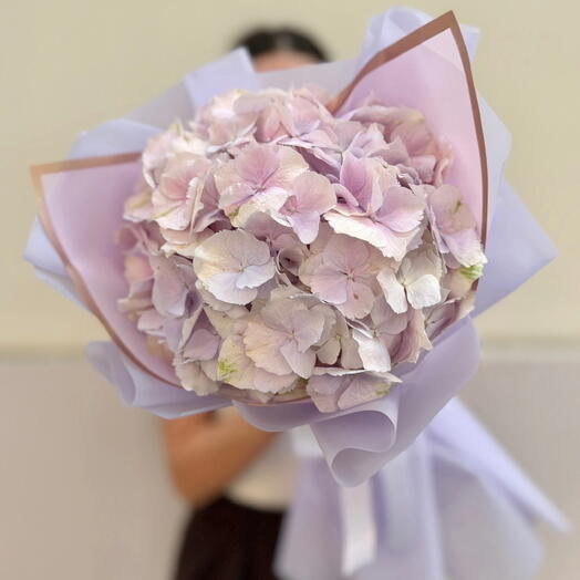 Воздушная голландская гортензия в сиреневом оформлении.
🌷