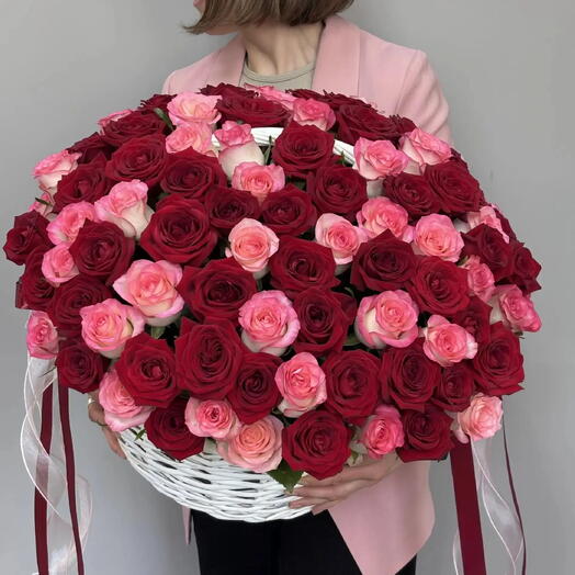 Цветы в корзине из 101 розовой и красной розы