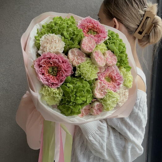 Шикарный летний букет с зелеными гортензиями и садовыми розами