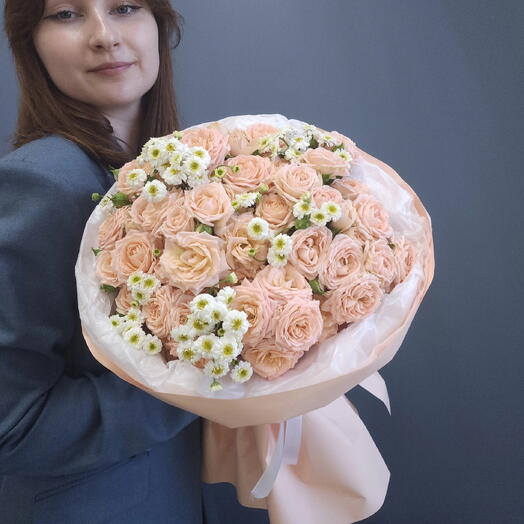 Букет с персиковыми кустовыми розами и матрикарией