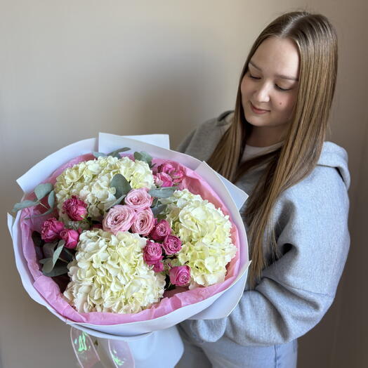 Букет белая гортензия и малиновая кустовая роза