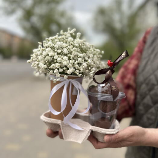 Клубника в шоколаде стакан, белая гипсофила