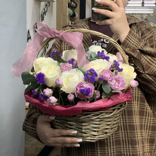 Корзина из 23 роз «Вдохновение»