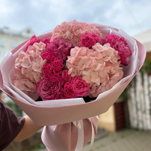 Сборный букет из гортензии, одноголовых и кустовых роз