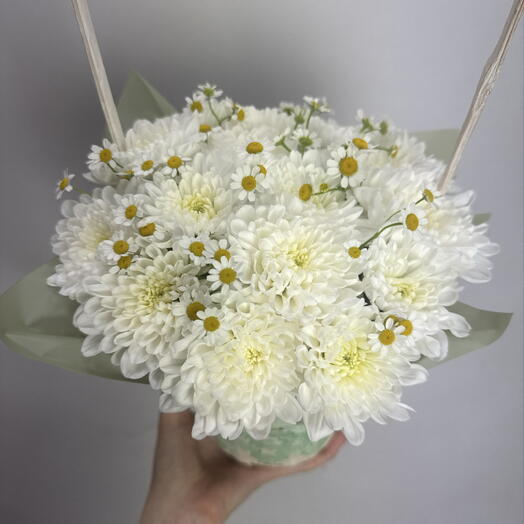 Композиция в корзине с ромашками