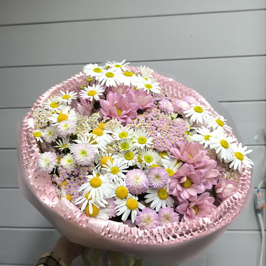 Полевой букет из тысячелистника и ромашки
