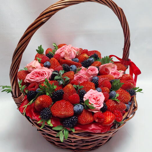 Ягодная корзина с розами