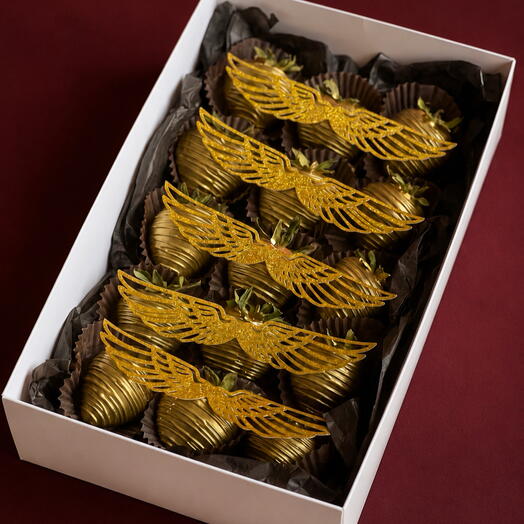 Themed strawberries in gold with elements of your favorite characters!🍓