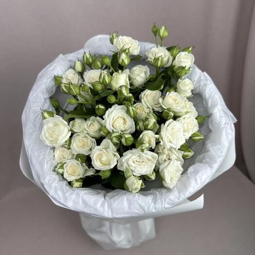 Белые кустовые розы в белом оформлении