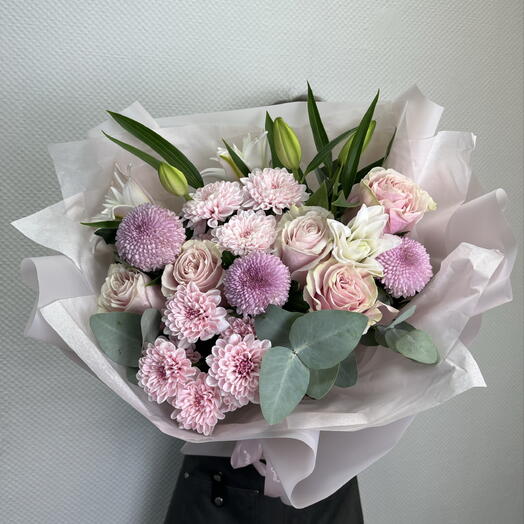 Сборный букет с хризантемами Момоко, лилиями, хризантемами Алтай, розами
