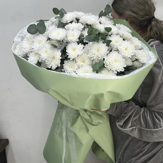 Букет из кустовых хризантем с эвкалиптом 🌸