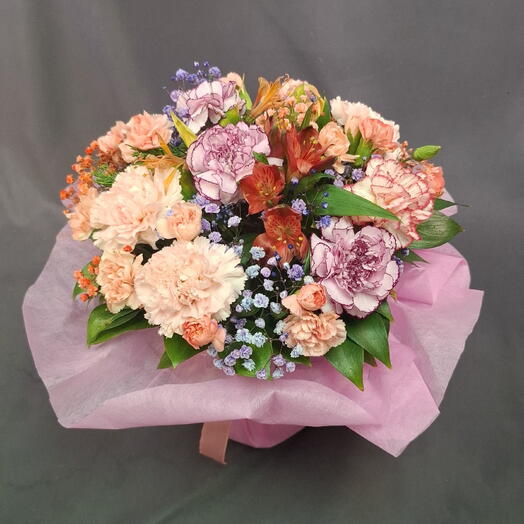 Розовый тортик ярких цветов 💐