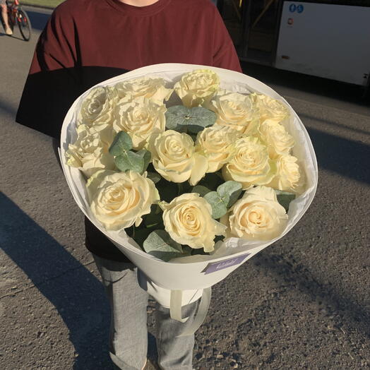 Моно из 15 белых роз с эвкалиптом