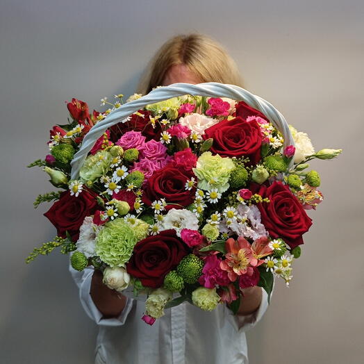 Яркая корзина с розами, ромашками и гвоздиками