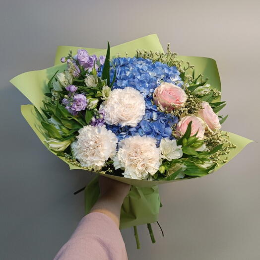 Нежный букет с розами, гортензией и маттиолой