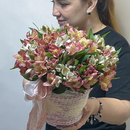 Обвязанное кашпо с кружевными альстромериями