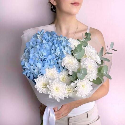 Букет с голубой гортензией и хризантемой 💕