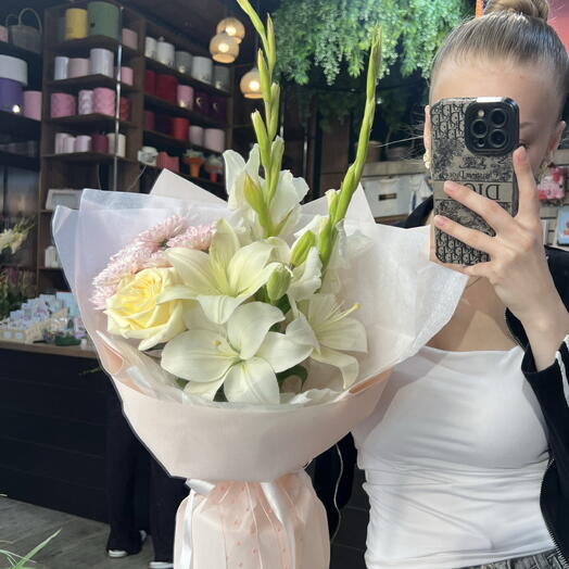 Нежнейший букет с лилиями и гладиолусами 🩷🤍
