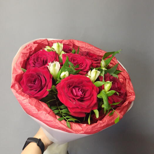 Красная роза с альстромерией и фисташкой ❣️