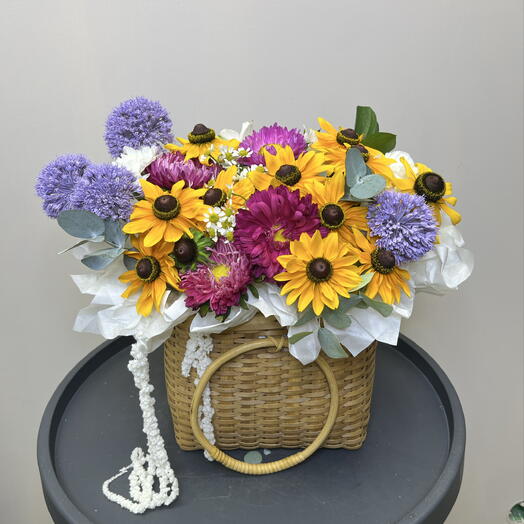 Дофаминовый букет в плетеной корзине 🌻