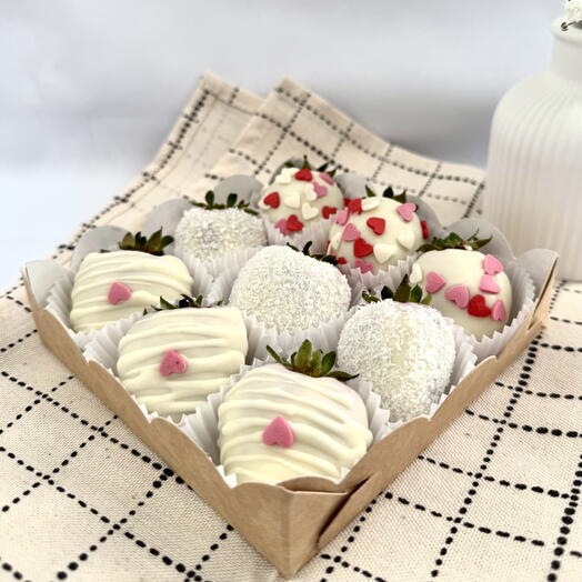 Клубника в белом шоколаде 9-12 шт с кокосовой и кондитерской посыпкой