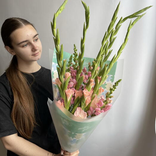 Букет с гладиолусами и антирринумом