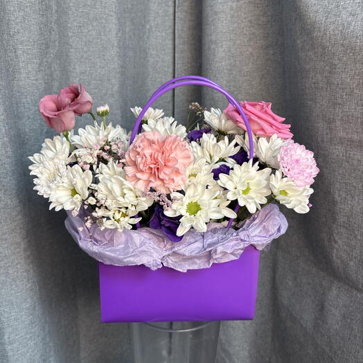 Сумочка с эустомой и ромашками