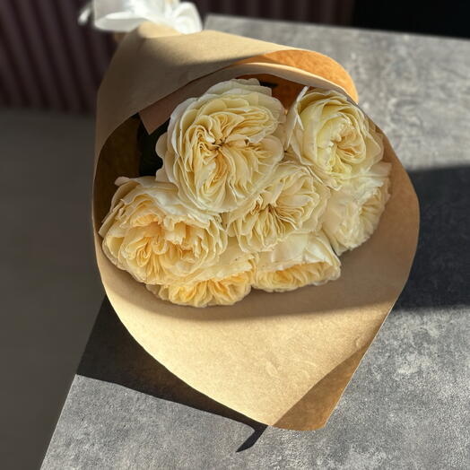 Кулёк из 7 пионовидных лимонных роз