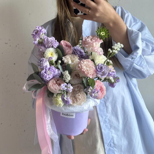 Композиция в шляпной коробке с пионовидными розами, маттиолой и эустомой 💞