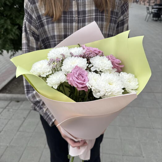 Букет из хризантем и роз