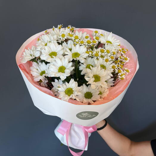 Букет круглый  из кустовых хризантем и матриакарии (ромашек) для учителя , День знаний