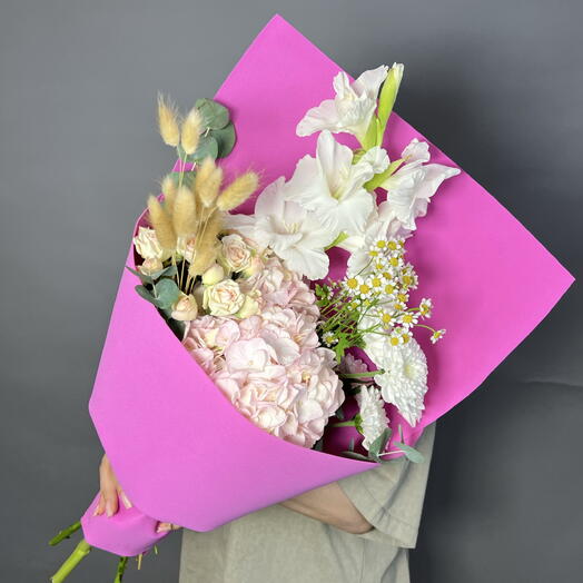 Букет с розовой гортензией, гладиолусом и кустовой розой 🌸💓🌸