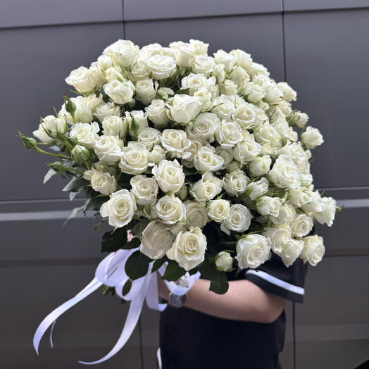 Букет из 25 белых кустовых роз