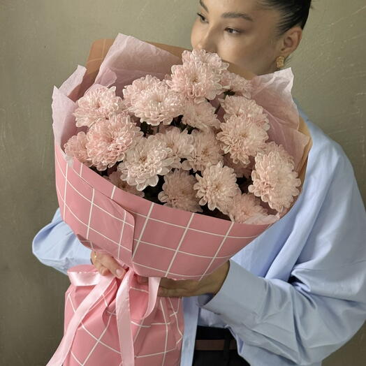 Букет из розовой хризантемы на 1 сентября