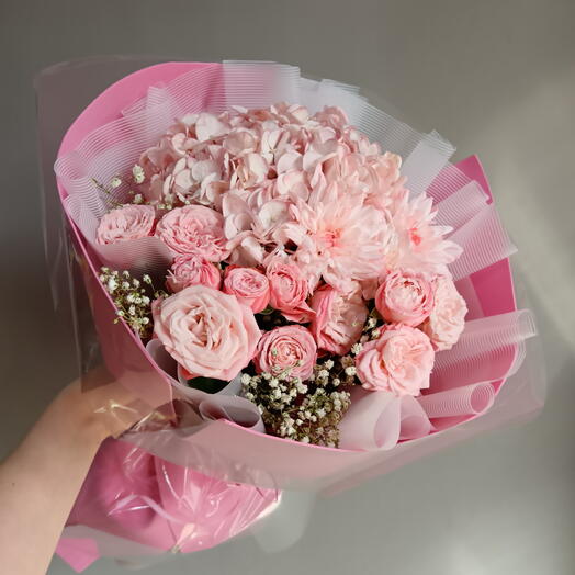 Букет с розовой гортензией и пионовидной розой